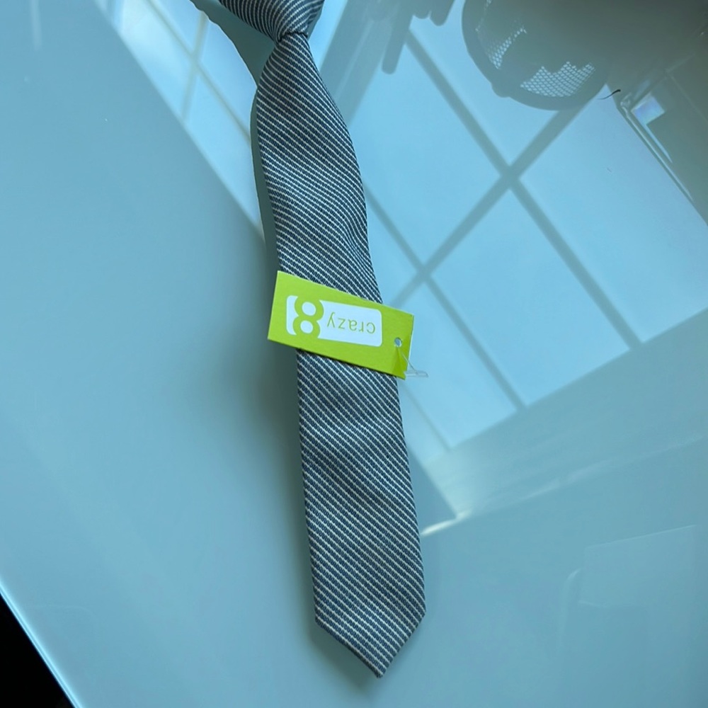 Boys 2T Velcro tie nwt  crazy 8